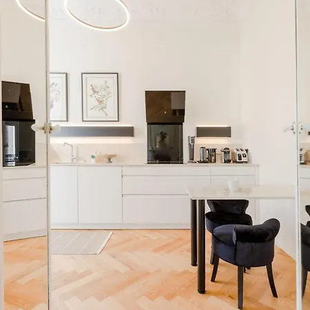 Apartment Heart Of 3-br Only 100m From The Palais Des Festivals